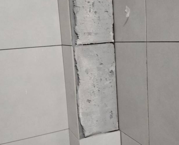 福州瓷砖空鼓维修公司分享下瓷砖施工前基层浇水润湿程度不足，可能导致以下问题