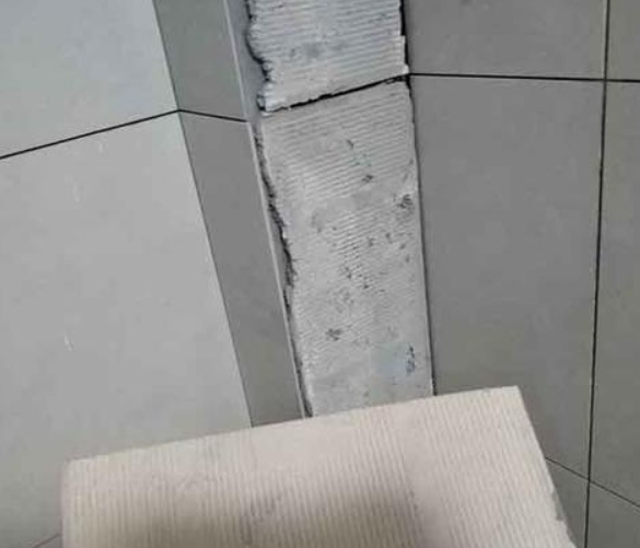 福州瓷砖空鼓维修公司分享下厨房瓷砖脱落的补救措施。
